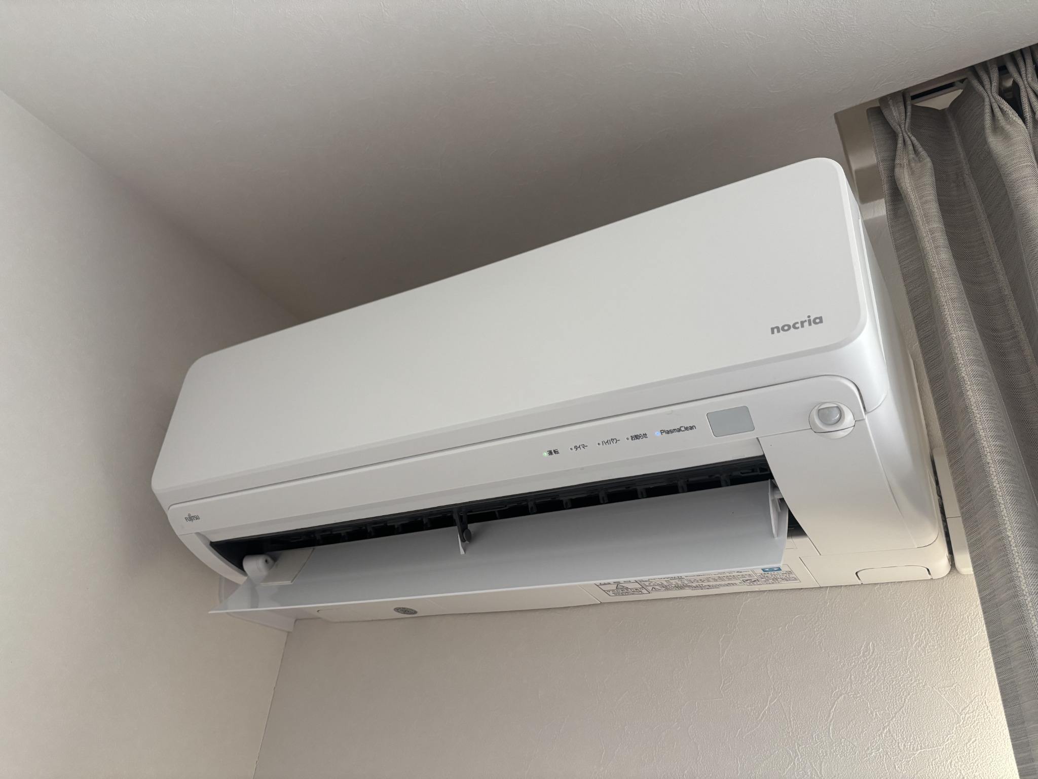 白い壁掛けエアコンの全体